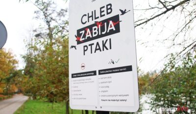 Nad stawami postawiono tabliczki informacyjne o dokarmianiu ptactwa