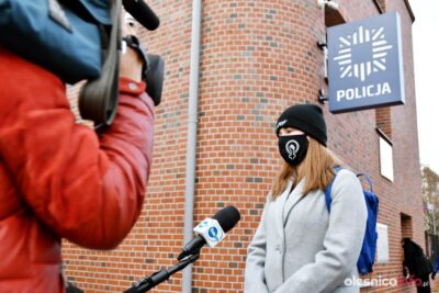 Organizatorki protestów na przesłuchaniu w oleśnickiej komendzie [ZDJĘCIA, WIDEO]