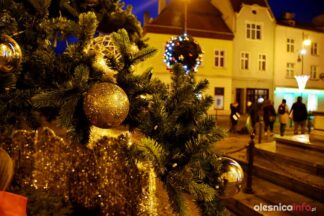 dekoracje_ozdoby_święta_rynek_choinka_Oleśnica_DSC_6418