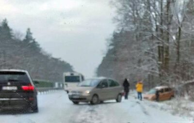 Kolizja na starej ósemce. Jest bardzo ślisko