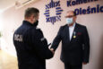 Burmistrz Oleśnicy z medalem od policji