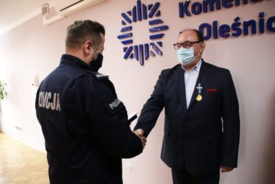 Burmistrz Oleśnicy z medalem od policji
