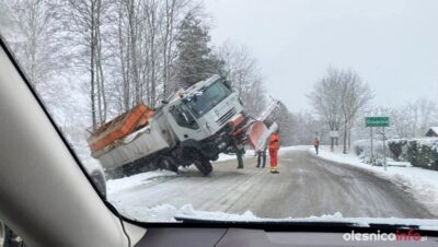 Utrudnienia na drodze w stronę Jelcza-Laskowic. Z drogi wypadła piaskarka