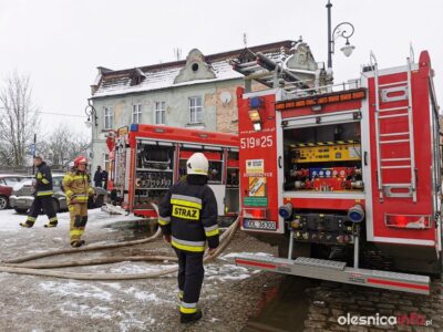 Pożar mieszkania w Dobroszycach [ZDJĘCIA I WIDEO]
