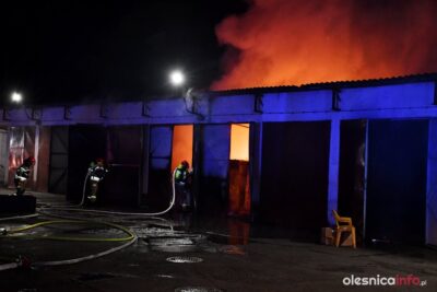 Pożar na terenie pogotowia: spłonęły trzy garaże i karetka