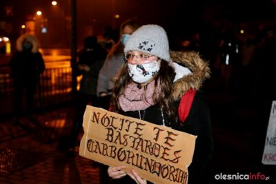 Oleśniczanie protestują przed biurem PiS [ZDJĘCIA]