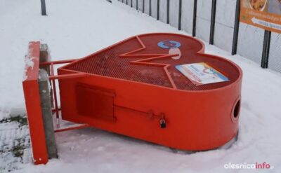 Wandale znów przewrócili metalowe serce na nakrętki