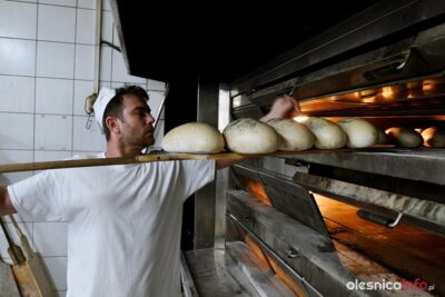 Piekarnia to nie fabryka. Tutaj pieką chleb w piecu opalanym drewnem