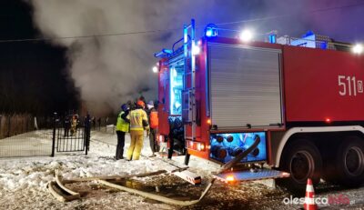 Pali się stodoła we wsi pod Oleśnicą. Droga w stronę Wyszogrodu jest zablokowana [ZDJĘCIA I WIDEO]
