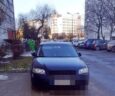 Auto zastawiło chodnik. Kierowca zapomniał o pieszych