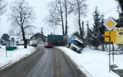 Ślisko na drogach. Ciężarówka wypadła z trasy i wpadła do rowu