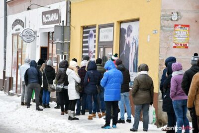 Długie kolejki po pączki w oleśnickich cukierniach [ZDJĘCIA]