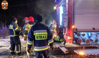 Blisko cztery godziny trwała walka strażaków z ogniem w Bogusławicach. We wsi nie działały hydranty