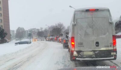 Bardzo trudne warunki na drogach w Oleśnicy i powiecie. Jest ślisko i tworzą się korki [AKTUALIZACJA]