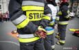 Strażacy pomogli ratownikom w transporcie pacjenta