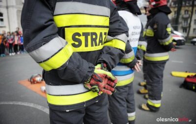 Strażacy pomogli ratownikom w transporcie pacjenta