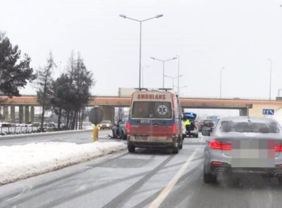 Stłuczka na Dobroszyckiej. Tworzy się korek przed wjazdem na węzeł Dąbrowa