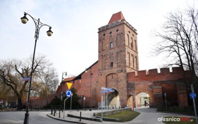 Brona na Bramie Wrocławskiej najpóźniej w październiku. Kto ją wykona?