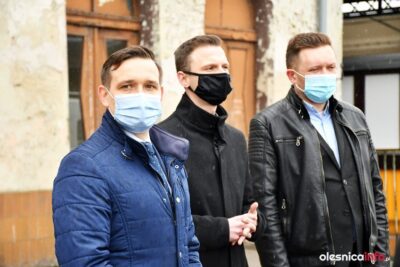 Poseł Michał Jaros na oleśnickim dworcu dziękuje i apeluje