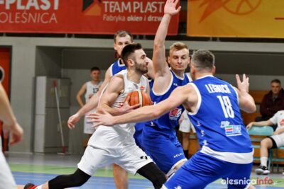 Team-Plast KK Oleśnica znów zwycięski. Tym razem pokonał KS Basket Legnica [ZDJĘCIA]