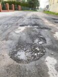 Mieszkańcy skarżą się na głębokie dziury w drodze: Wszystko przez objazd – mówią