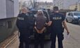 63-latek dusił i szarpał żonę. Na córkę ruszył z maczetą