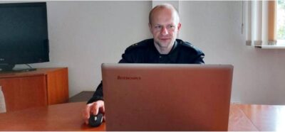 Rzecznik straży pożarnej na spotkaniu online z seniorami