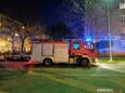 Straż wspiera pogotowie przy wejściu do mieszkania