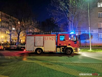 Straż wspiera pogotowie przy wejściu do mieszkania