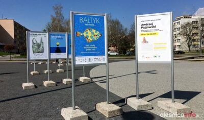 Wystawa Andrzeja Pągowskiego z okazji Dnia Ziemi na placu Zwycięstwa