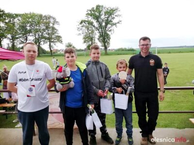 Gra w terenie i rywalizacja sportowa na boisku