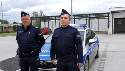 Policjanci eskortowali kobietę, która musiała pilnie dotrzeć do szpitala