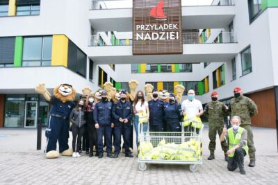 Niespodzianka dla dzieci z Przylądka Nadziei. Wśród prezentujących się policjant z Oleśnicy i jego pies