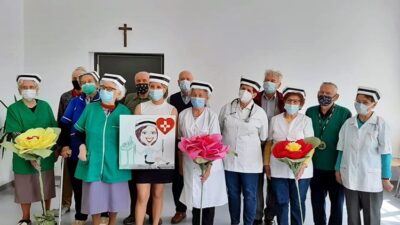 Seniorzy podziękowali pielęgniarkom i położnym