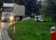 Jest bardzo ślisko. Auto wypadło z drogi