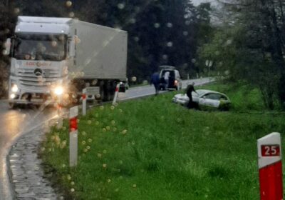 Jest bardzo ślisko. Auto wypadło z drogi