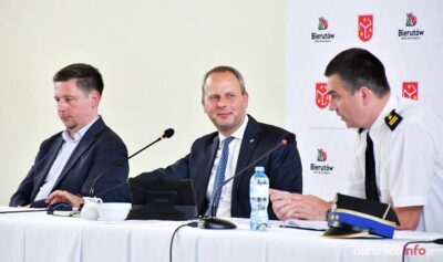 Poseł, burmistrz i komendant  na spotkaniu ze strażakami-ochotnikami