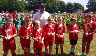 Młodzi piłkarze z Pogoni Syców na turnieju w Grabownie Wielkim