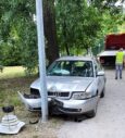 Kierowca rozbił samochód i oddalił się z miejsca zdarzenia