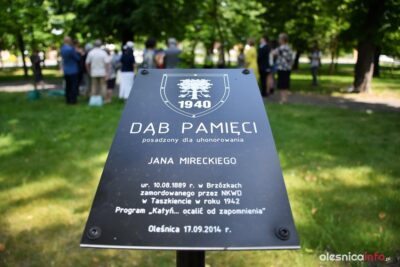 Oleśnicka szkoła kontynuuje projekt i upamiętnia zamordowanych w Katyniu