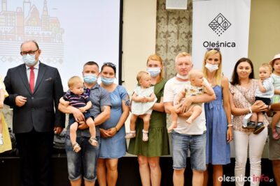 Powitanie najmłodszych oleśniczan. Były gratulacje i upominki  [ZDJĘCIA]