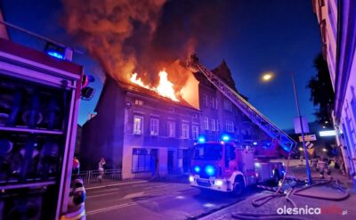 Ogromny pożar kamienicy w centrum Oleśnicy. Jest osoba poszkodowana [ZDJĘCIA, WIDEO]