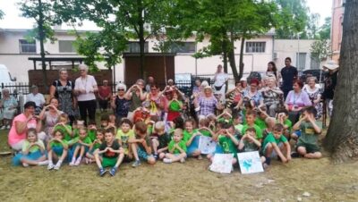 Przedszkolaki i seniorzy wspólnie witali lato