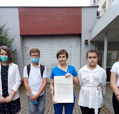 Uczniowie dziękują pracownikom służby zdrowia