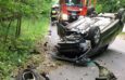Auto wypadło z drogi i uderzyło w drzewo. Interweniowali nasi strażacy