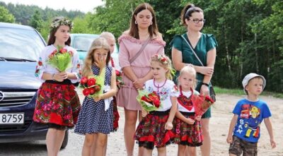 Kwiaty dla drogowców w podziękowaniu za ciąg pieszo-rowerowy