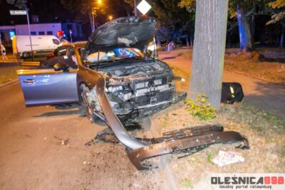 Nocna jazda kierowcy peugeota z finałem na drzewie