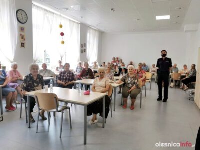 O oszustach, które czyhają na seniorów na spotkaniu z policjantką