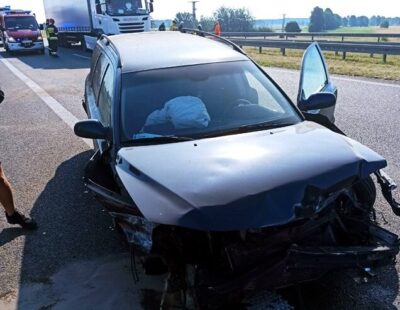 Policja o niebezpiecznym zdarzeniu na S8. Wybuch opony w naczepie i kolizja