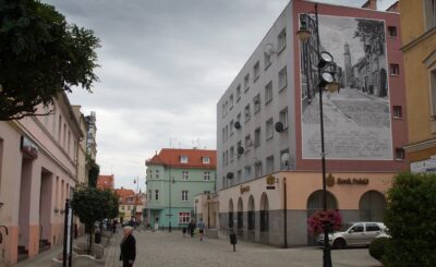 Mural jest piękny i pasuje do tego miasta jak ulał